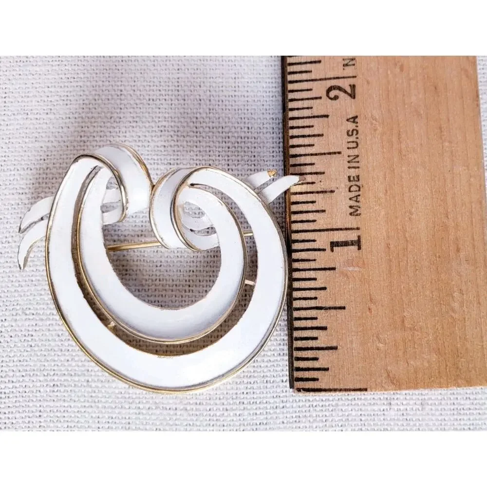 Vintage Crown Trifari White Enamel Gold Tone‎ Swirl Circular Brooch 1.5